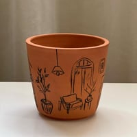 اصيص نبات فخار مرسوم عليه