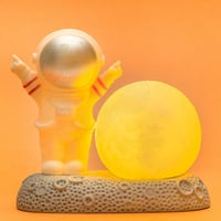 رجل الفضاء والقمر المضيء