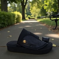 حذاء شرقي مرتفع اسود