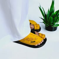 حذاء شرقى -ليزر أصفر مخمل × اسود ارتفاع وسط