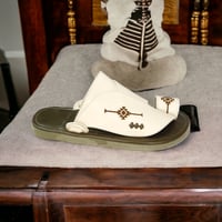 حذاء شرقى ولادى كبير ابيض تنسيق زيتونى