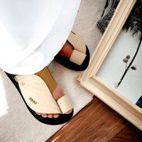 حذاء شرقي - بيج نقش مرتفع