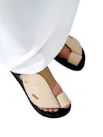 حذاء شرقي - بيج نقش مرتفع