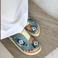 حذاء شرقي - مطرز - ارتفاع وسط- ميمورى فوم