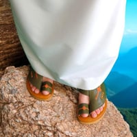 حذاء مطرز شرقي وسط زيتي