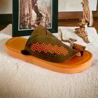 حذاء شرقي مطرز - زيتي مخمل