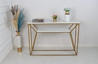 مدخل حديد سطح خشب شبيه بالرخام ابيض