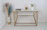 مدخل حديد سطح خشب شبيه بالرخام ابيض