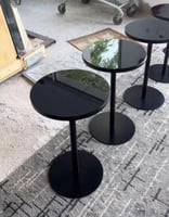 طاوله خدمه سطح زجاج سود قاعده حديد لون اسود