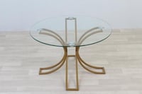 طاولة خدمة عصرية أو جانبية مع سطح زجاجي مستطيل