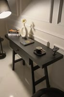 مدخل خشب أسود مع درج