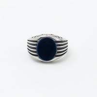 خاتم فضة بتصميم عريض على الاطراف بحجر كحلي