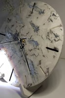 ساعة كلاسيكية نقش رخام مع ستاند