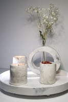 طقم ديكور بنمط رخام ابيض شمعدان