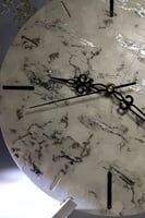 ساعة كلاسيكية نقش رخام مع ستاند