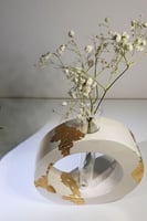 فازة دائرية مزينة بورق الذهب للورد او معطر الجو