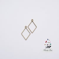 381 - تعليقة شكل معين صغير لون برونزي