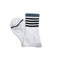 رياضي أبيض وأسود ورمادي