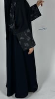 عباية سوداء بطبعات زهور
