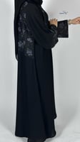 عباية سوداء بطبعات زهور