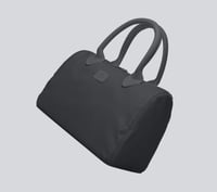 حقيبة يد من \ BANDE A BART \ تتميز بتصميمها العصري...