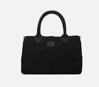 حقيبة يد من \ BANDE A BART \ تتميز بتصميمها العصري...