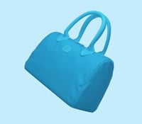 حقيبة يد من \ BANDE A BART \ تتميز بتصميمها العصري...