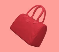 حقيبة يد من \ BANDE A BART \ تتميز بتصميمها العصري...