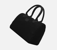 حقيبة يد من \ BANDE A BART \ تتميز بتصميمها العصري...