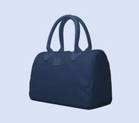 حقيبة يد من \ BANDE A BART \ تتميز بتصميمها العصري...