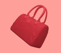 حقيبة يد من \ BANDE A BART \ تتميز بتصميمها العصري...