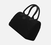 حقيبة يد من \ BANDE A BART \ تتميز بتصميمها العصري...