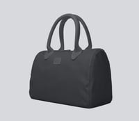 حقيبة يد من \ BANDE A BART \ تتميز بتصميمها العصري...