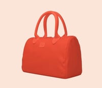 حقيبة يد من \ BANDE A BART \ تتميز بتصميمها العصري...