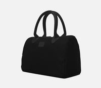 حقيبة يد من \ BANDE A BART \ تتميز بتصميمها العصري...