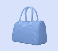 حقيبة يد من \ BANDE A BART \ تتميز بتصميمها العصري...