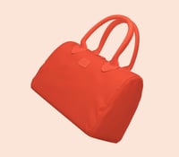 حقيبة يد من \ BANDE A BART \ تتميز بتصميمها العصري...