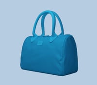 حقيبة يد من \ BANDE A BART \ تتميز بتصميمها العصري...