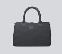 حقيبة يد من \ BANDE A BART \ تتميز بتصميمها العصري...