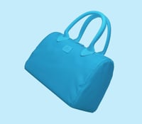 حقيبة يد من \ BANDE A BART \ تتميز بتصميمها العصري...