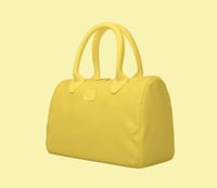 حقيبة يد من \ BANDE A BART \ تتميز بتصميمها العصري...