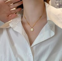 قلاده بطراز وارقام رومانية انيقه 18K