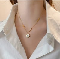 قلاده بطراز وارقام رومانية انيقه 18K