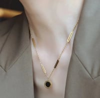 قلاده بطراز وارقام رومانية انيقه 18K