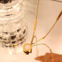 قلاده بطراز وارقام رومانية انيقه 18K