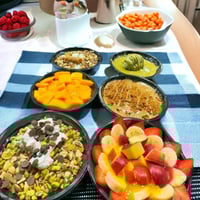 صحن بلاستيك دائري للرز بلبن والحلى لون اسود مع غطا...