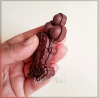 سيلكون بنت حفر عيد سعيد مع بلالين