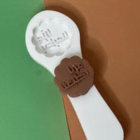 مضرب معمول عزنا بطبعنا