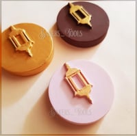 لوقو دائري مع فانوس بارز ٢.٥ سم