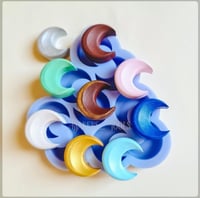 سيلكون مجسم شكل هلال ثلاثي الابعاد ٩ فتحات